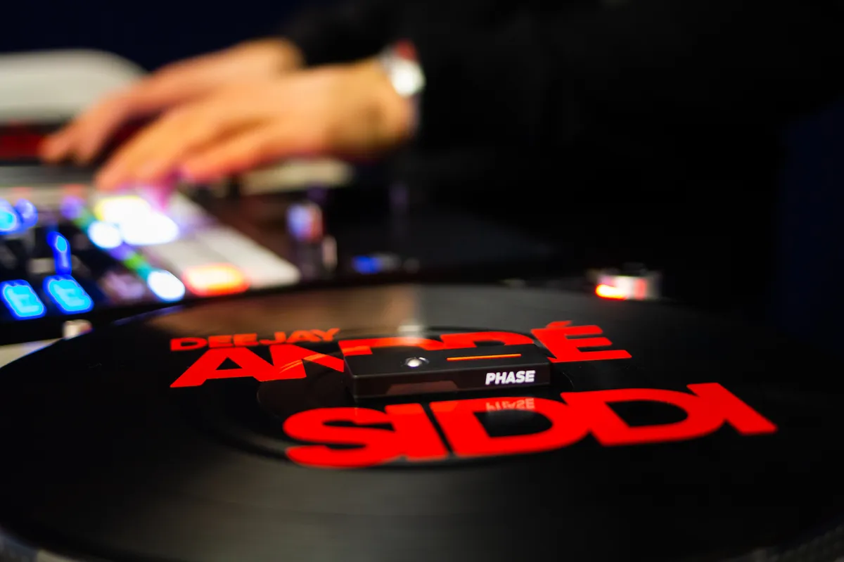 DJ Andre Siddi beim StreamatWork-Event in der Galerie.